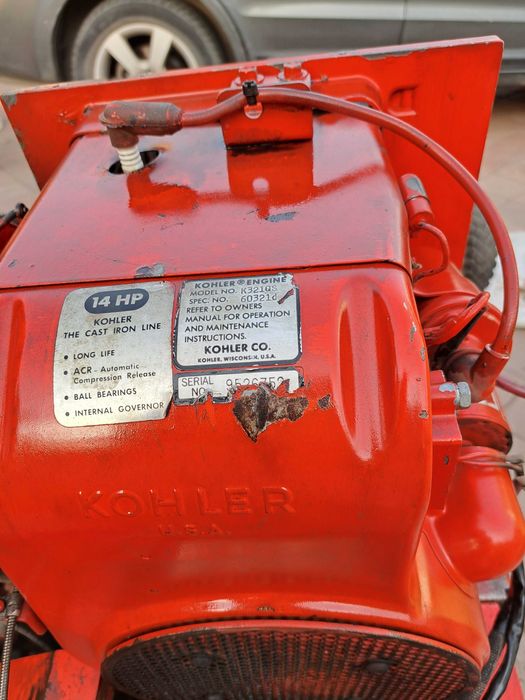 Tractor  pentru tuns iarba / gazon .