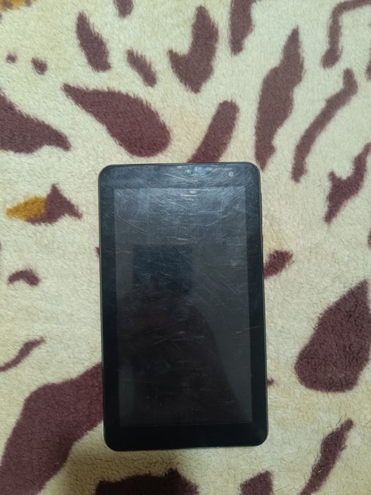 Vând o tabletă e doar zgâriată,merge bine nu prea am folosito