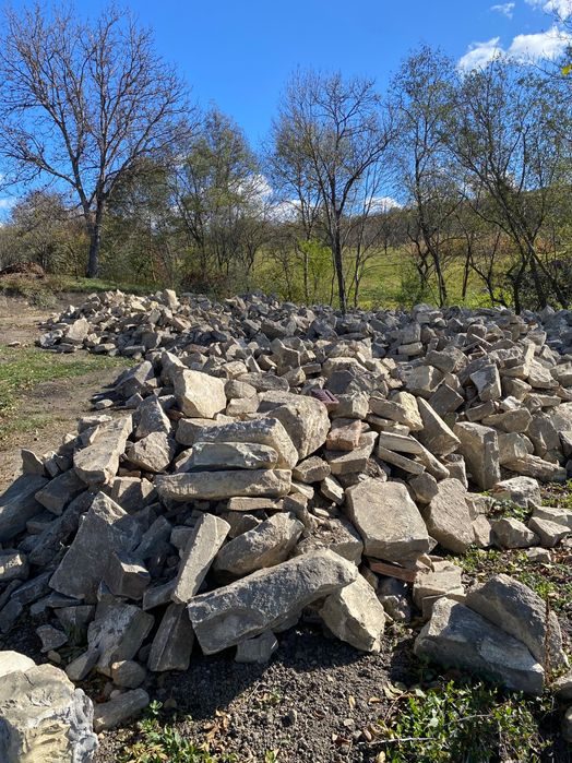 Vând piatră cioplită