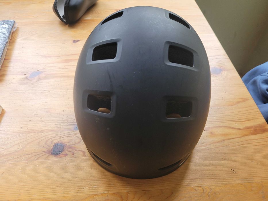 Продавам детска ски/сноуборд каска