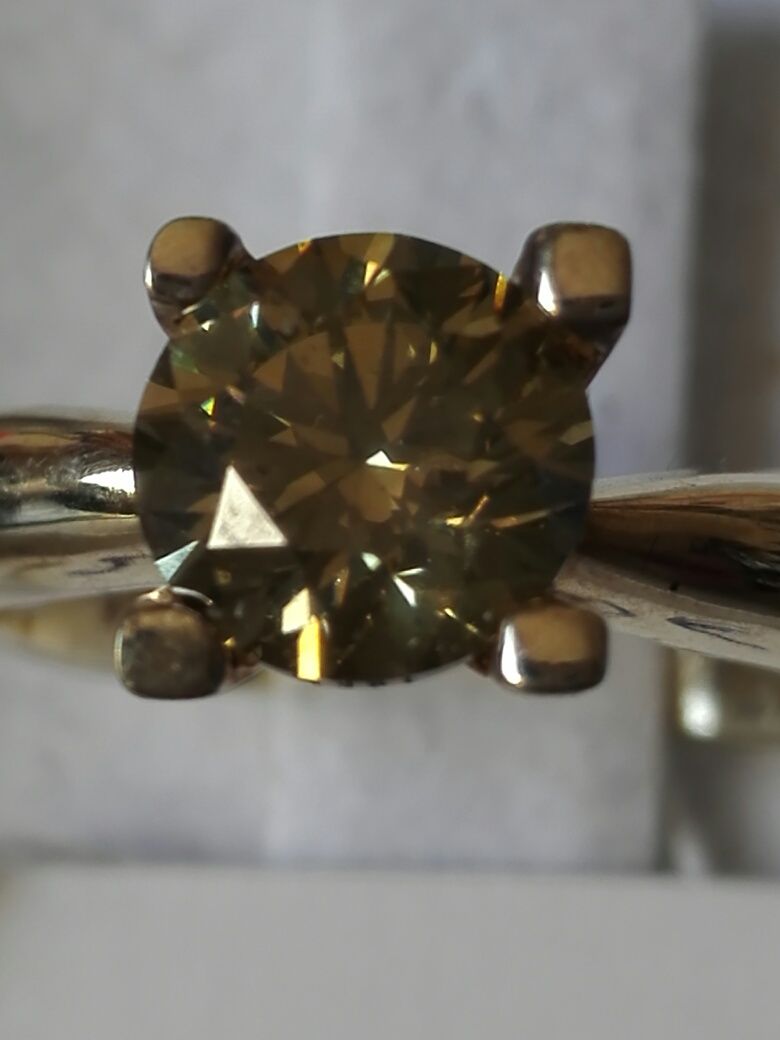 Vînd inel solitar superb din aur cu diamant 1,25ct