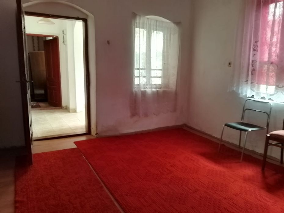 Două case în aceeași curte cu teren 970mp,str.asfaltată,cu utilități.