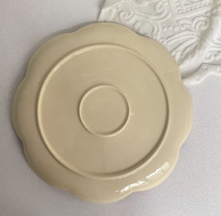 Шикарное фарфоровое плоское  блюдо с бортом.
Богатая позолота рельефом