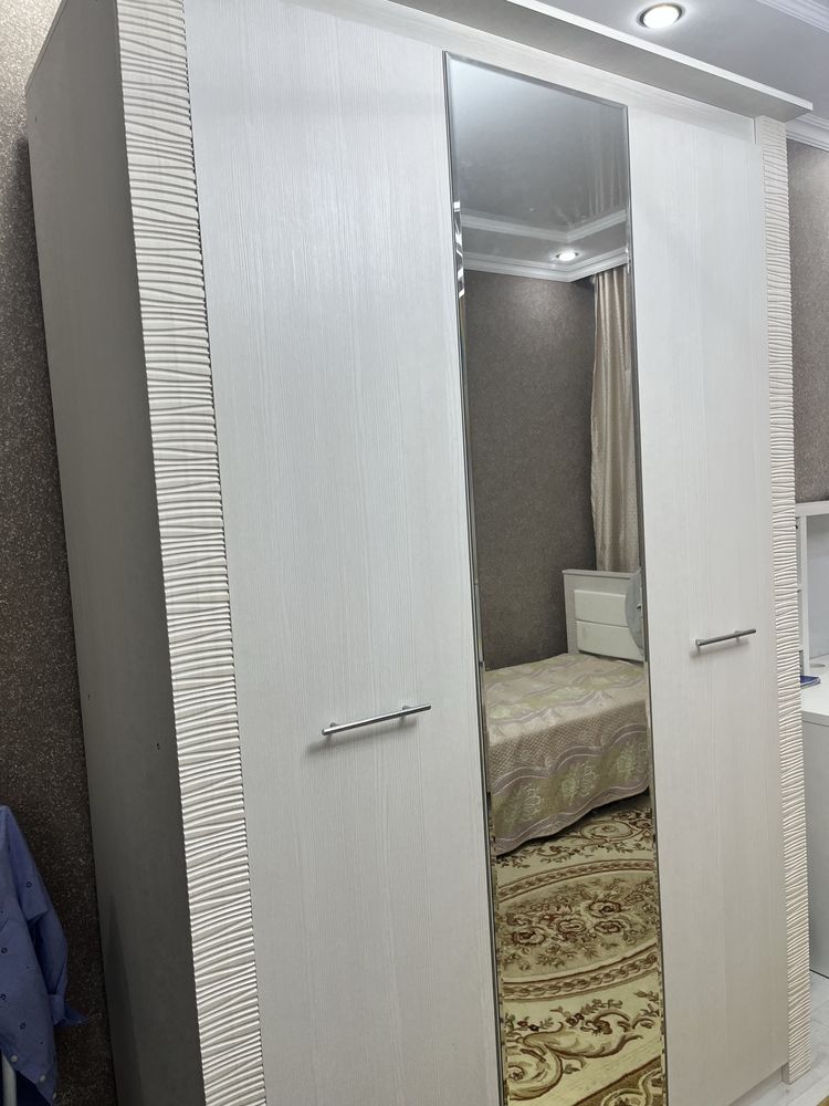 Шкаф для одежды и кровать