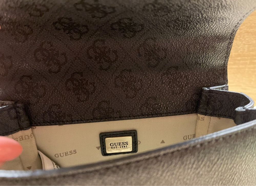 Оригинална чанта на Guess