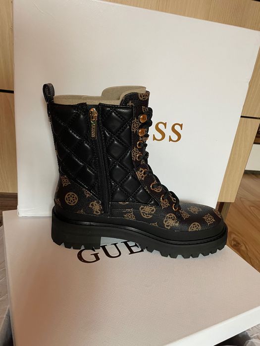 Продавам кожени боти Guess