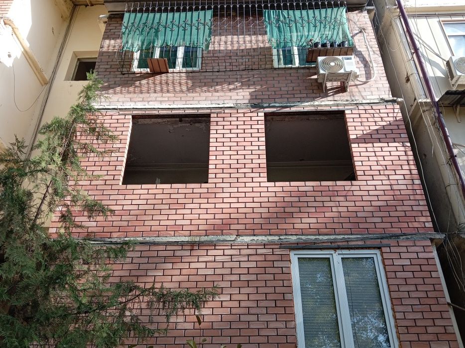 Кладка балкона. аблицовичньм и простим  кирпичом