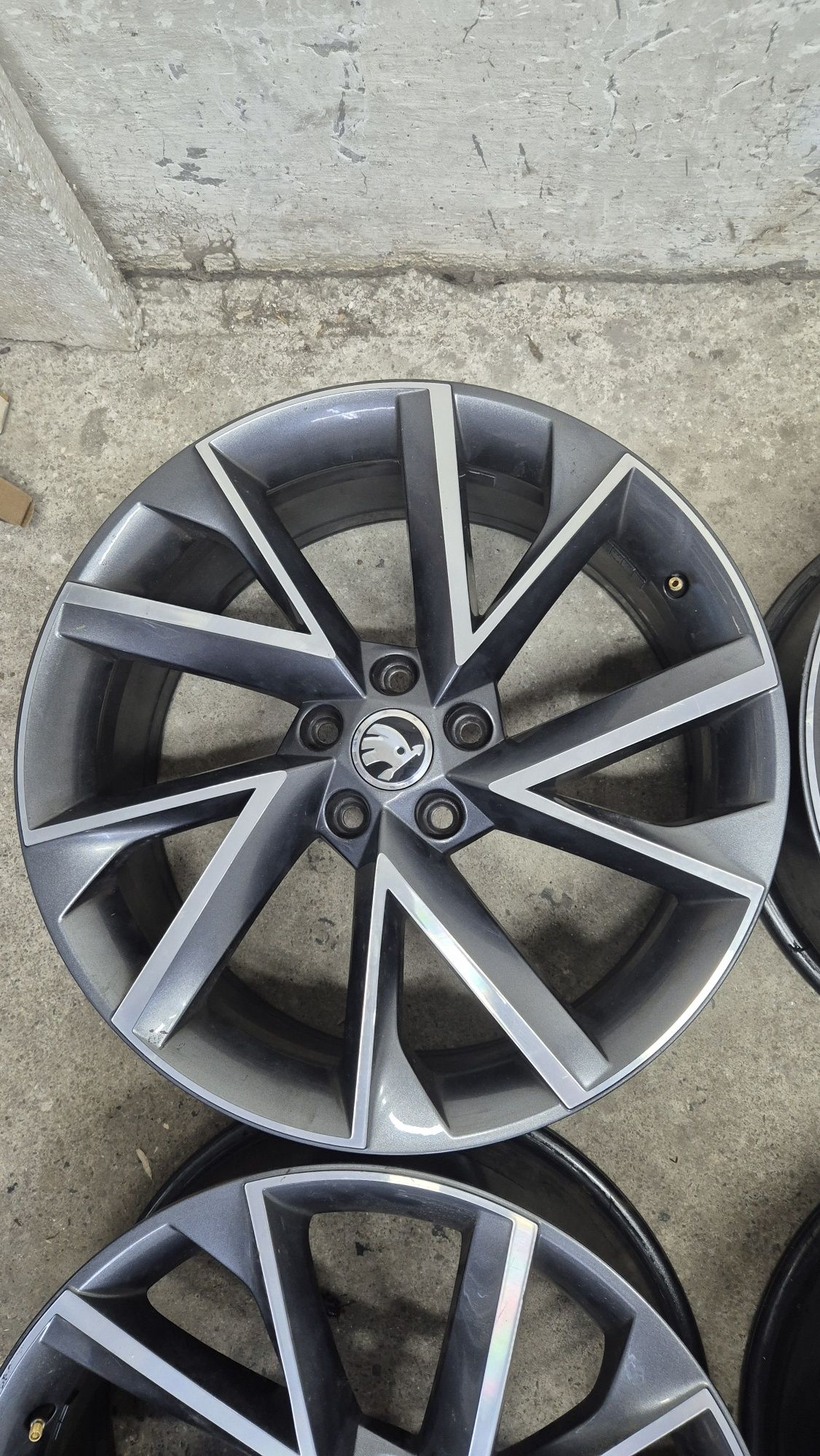 Jante  R19 5x112 8J ET44, model Vega, originale Skoda Superb 3.