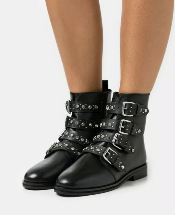 Ghete din piele, dama