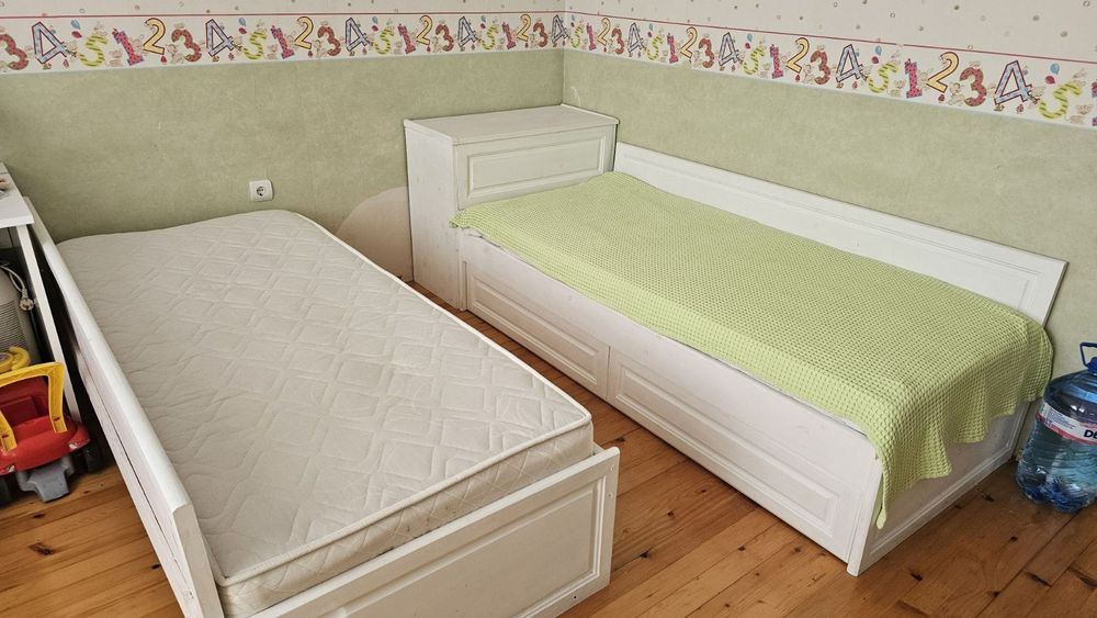 Две легла с ракла от масивна дървесина(бели)