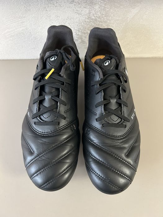 Футболни обувки(бутонки)