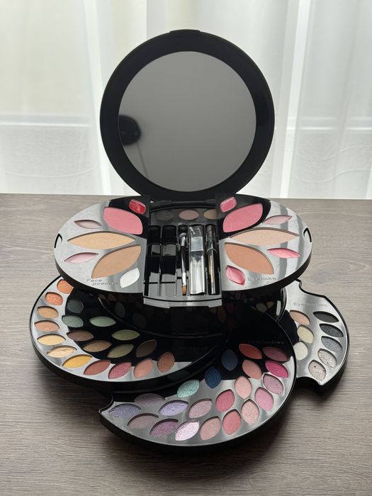 Trusa machiaj Douglas Glam Palette