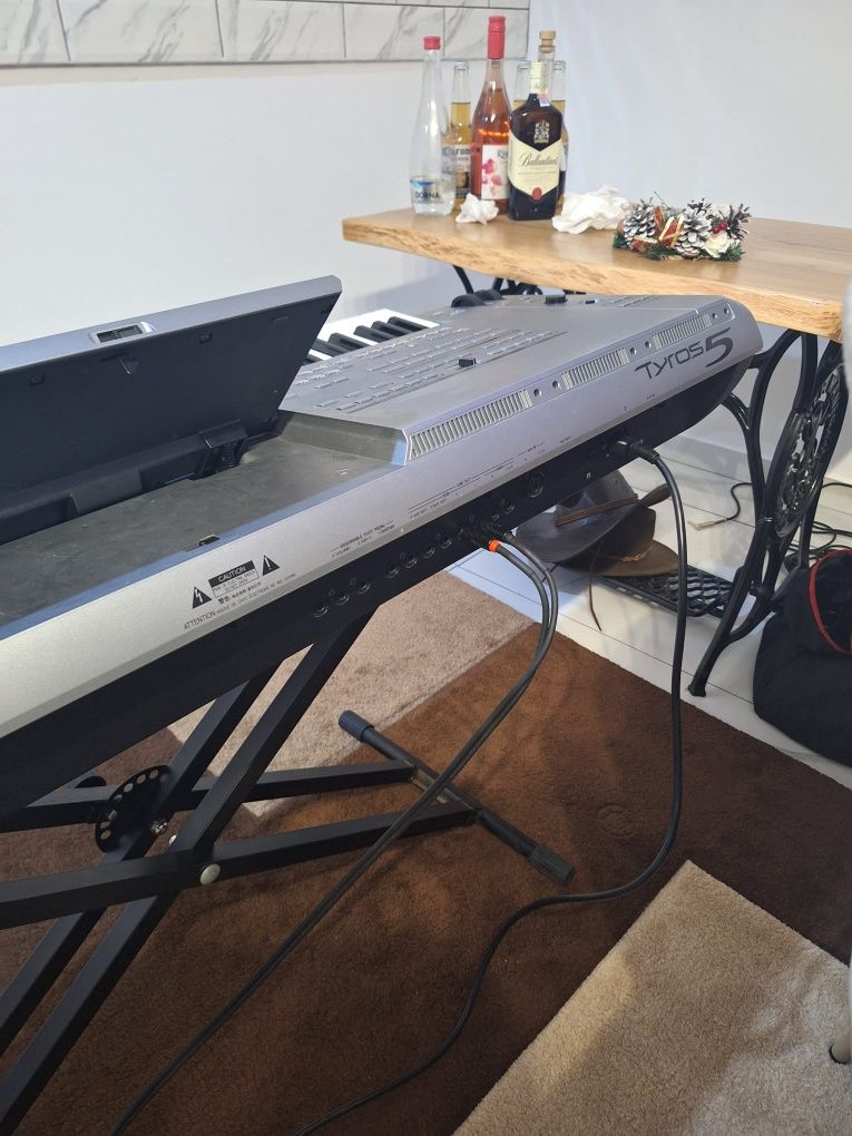 Vând Yamaha Tyros 5