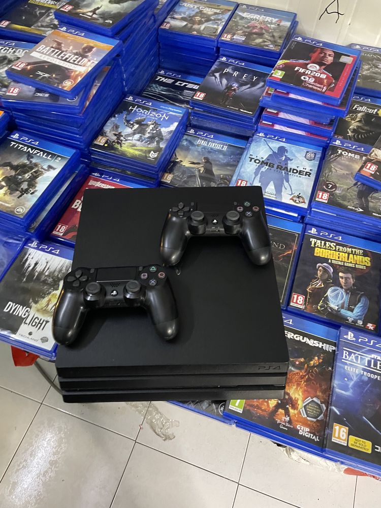 Playstation 4 pro impecabil 2 manete 3 jocuri cadou Garantie 30 zile