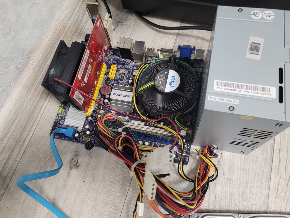 Материнская плата Foxconn + Pentium E5700 + 2GB +250 HDD + 300 watt