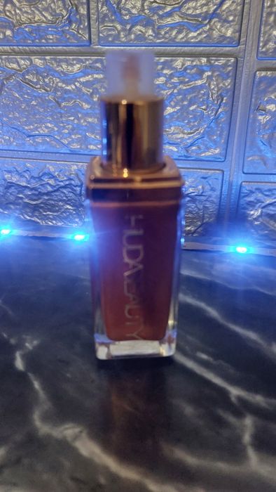 Vând iluminator fata cu corp Hudabeauty