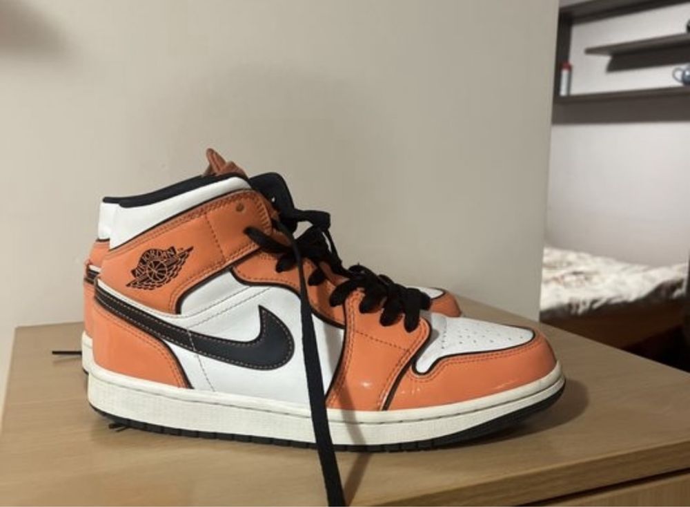 Jordan 1 orange mid