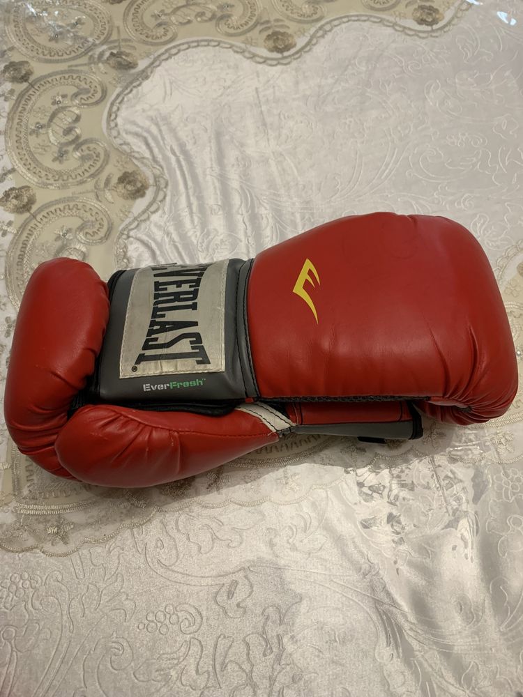 Боксерские перчатки Everlast