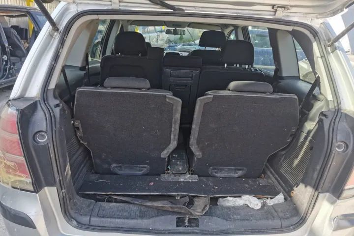 oglinda stanga dreapta scaune fata bancheta praguri etrier calaret brat fuzeta stanga dreapta Opel Zafira B motor 1.6 benzina  Z16XEP  dezmembrez