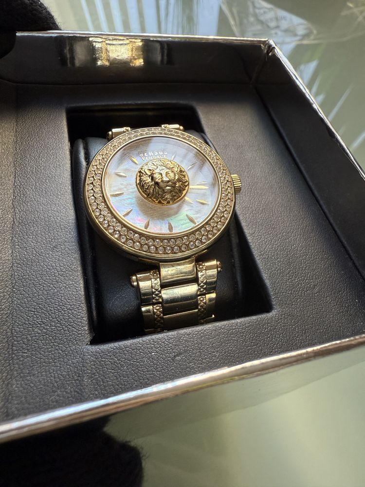 Дамски часовник Versus Versace златен с кутия