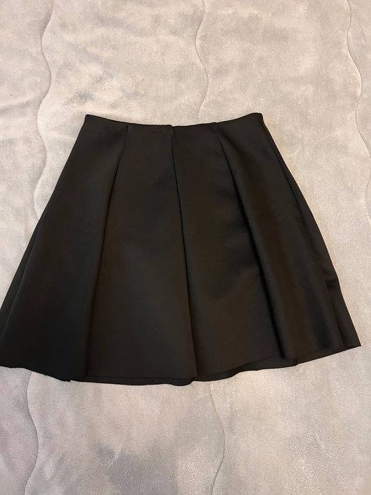 Черна мини пола.
