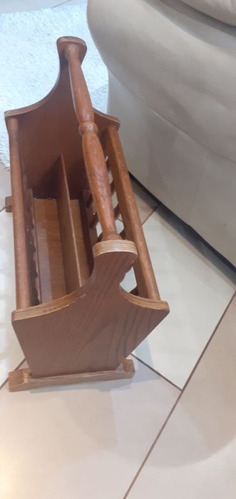 Suport din lemn masiv pentru ziare și reviste