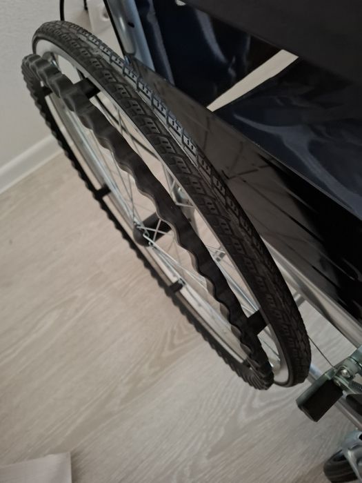 Продам инвалидную коляску новая