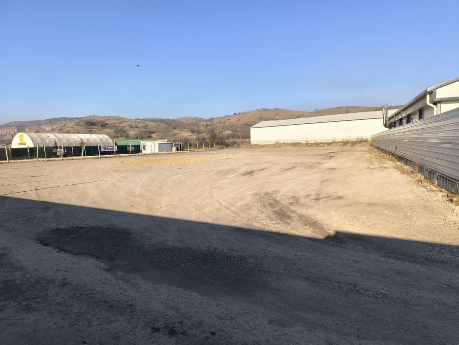 Închiriez teren intravilan