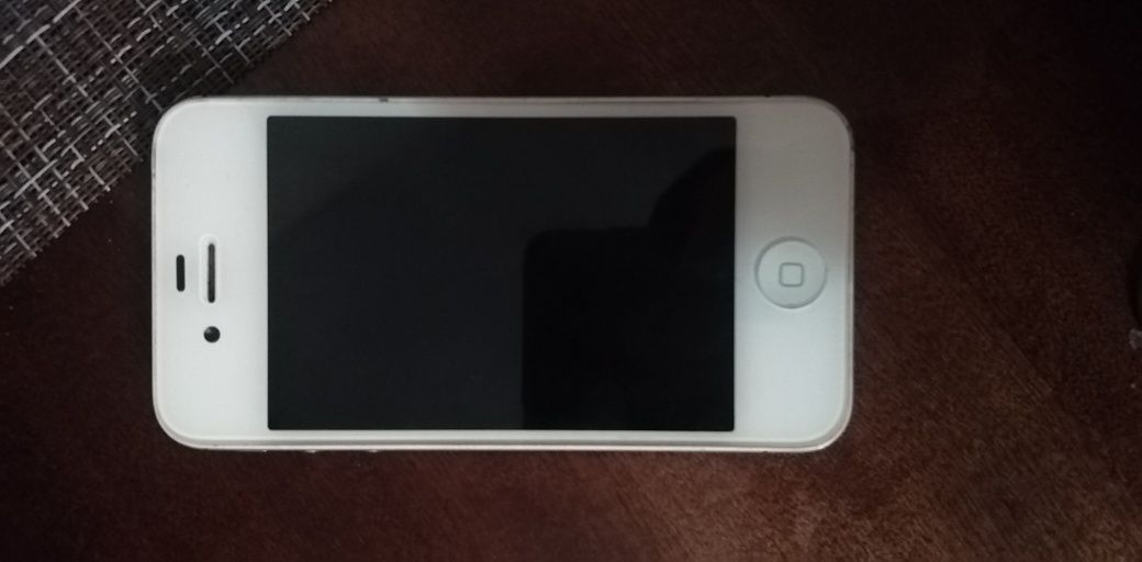 Продам iPhone 4.