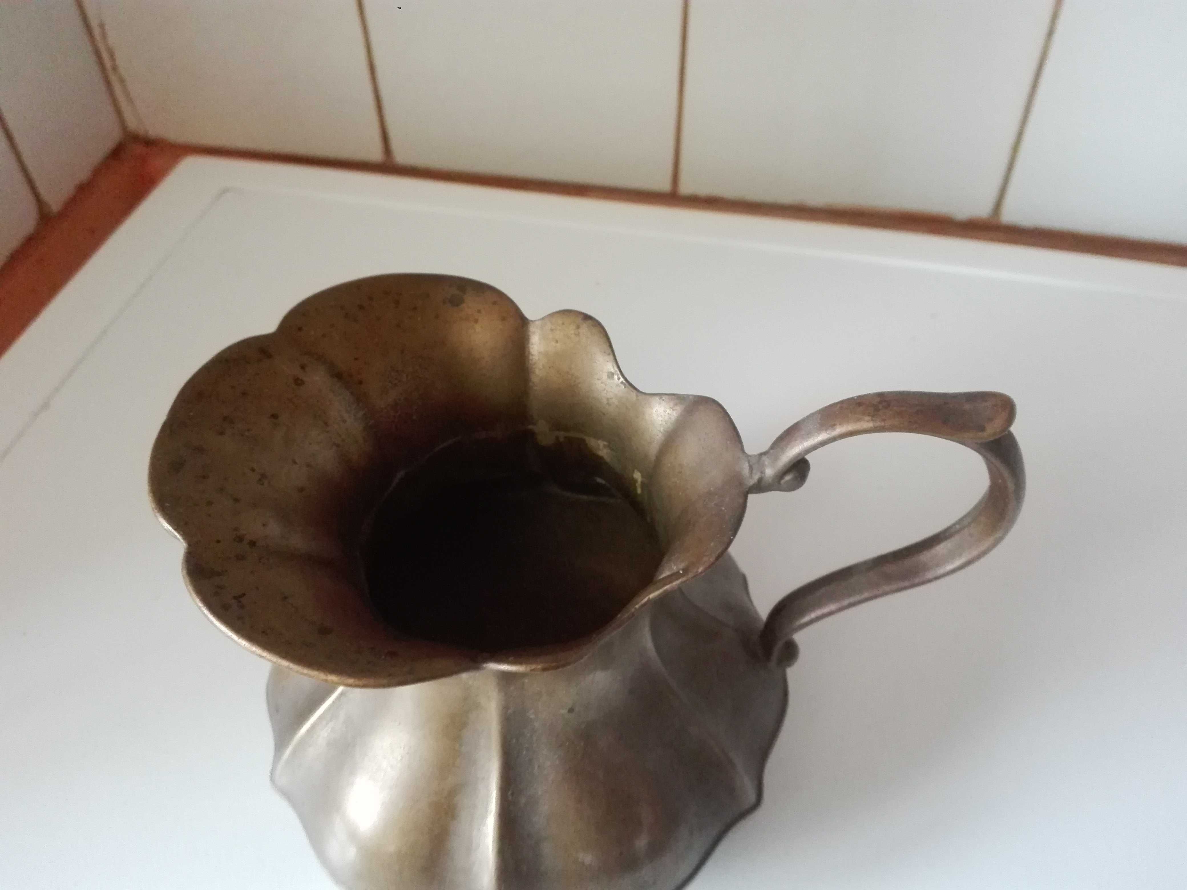 Бронзова , медна кана и макет на часовникова кула.