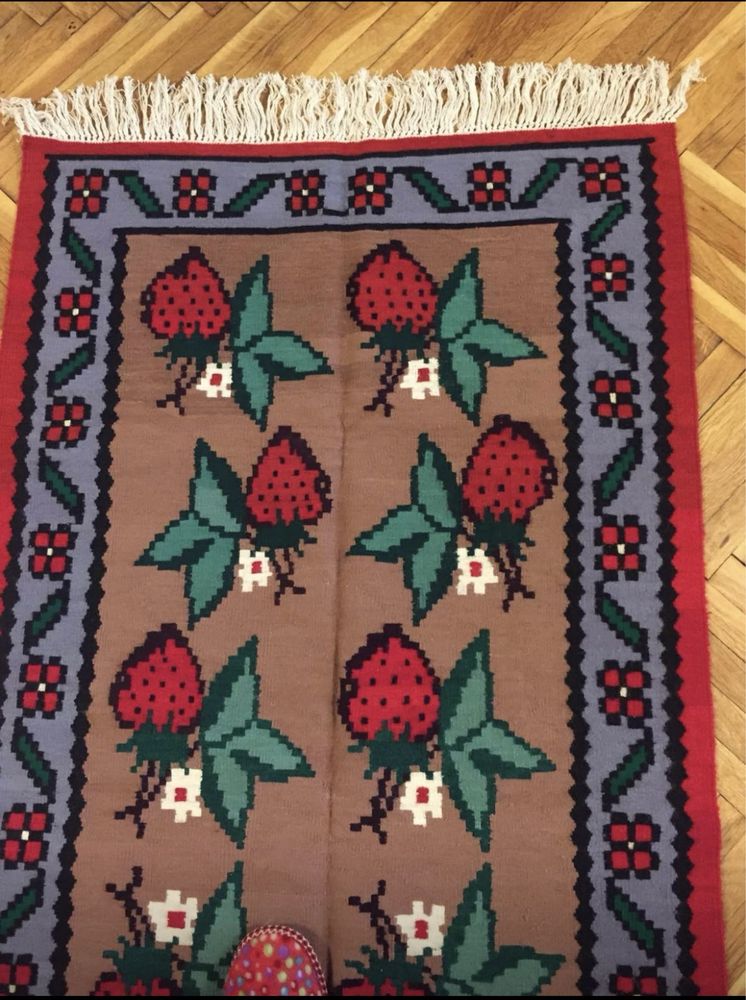 Чипровски килим ,,Ягодите’’