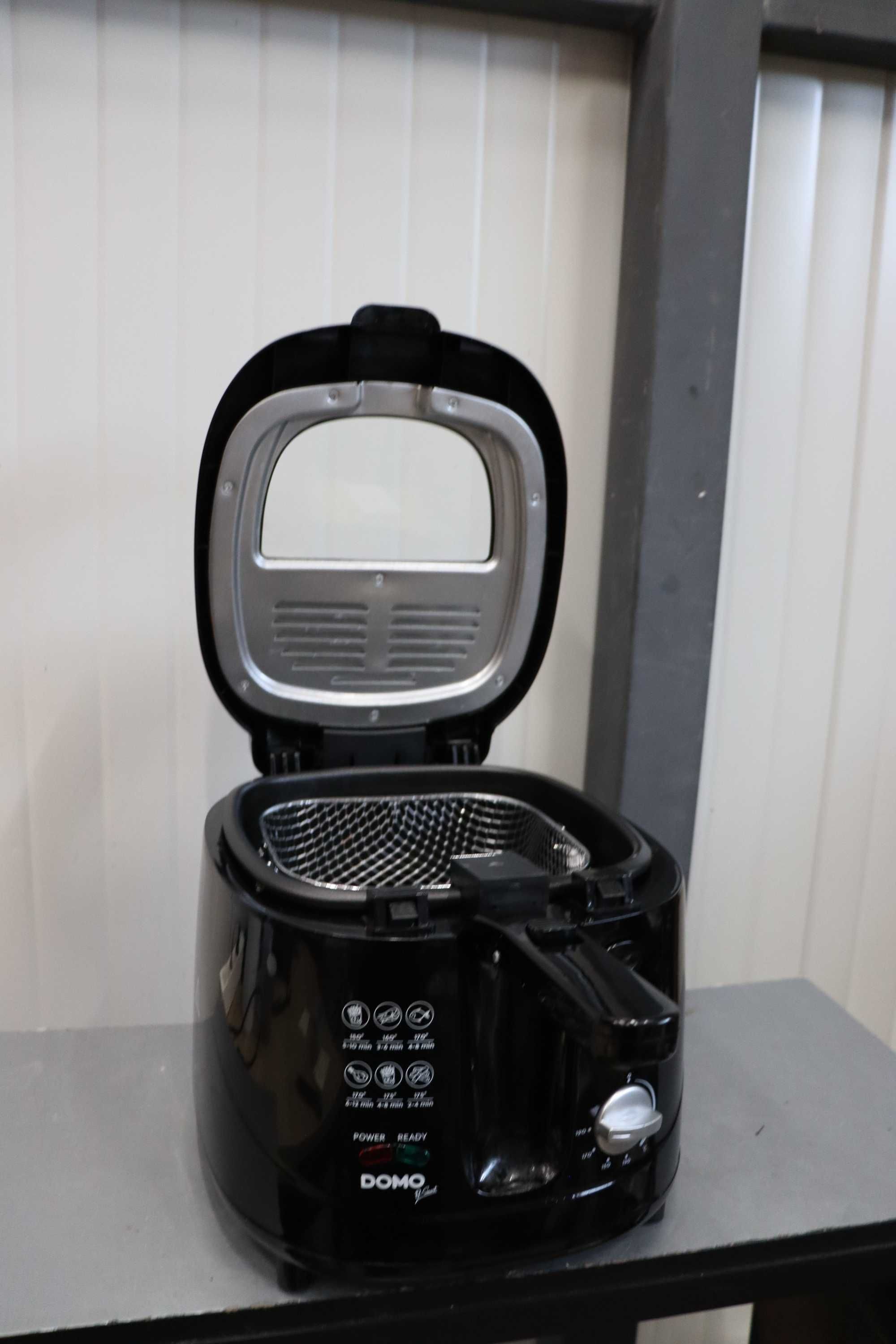 Domo DO-461FR черен фритюрник 2,5 L