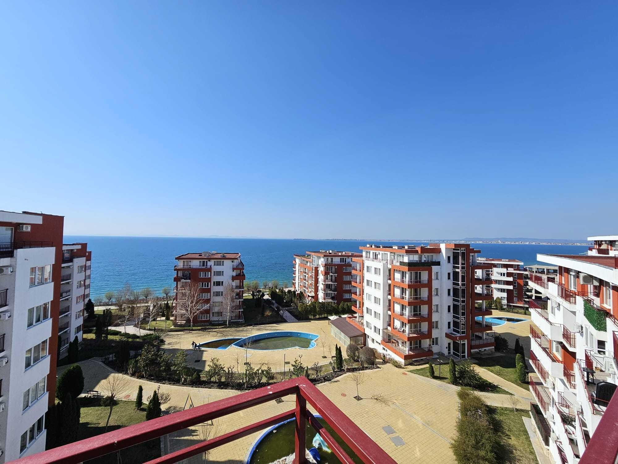 Тристаен апартамент с морска панорама, Първа линия