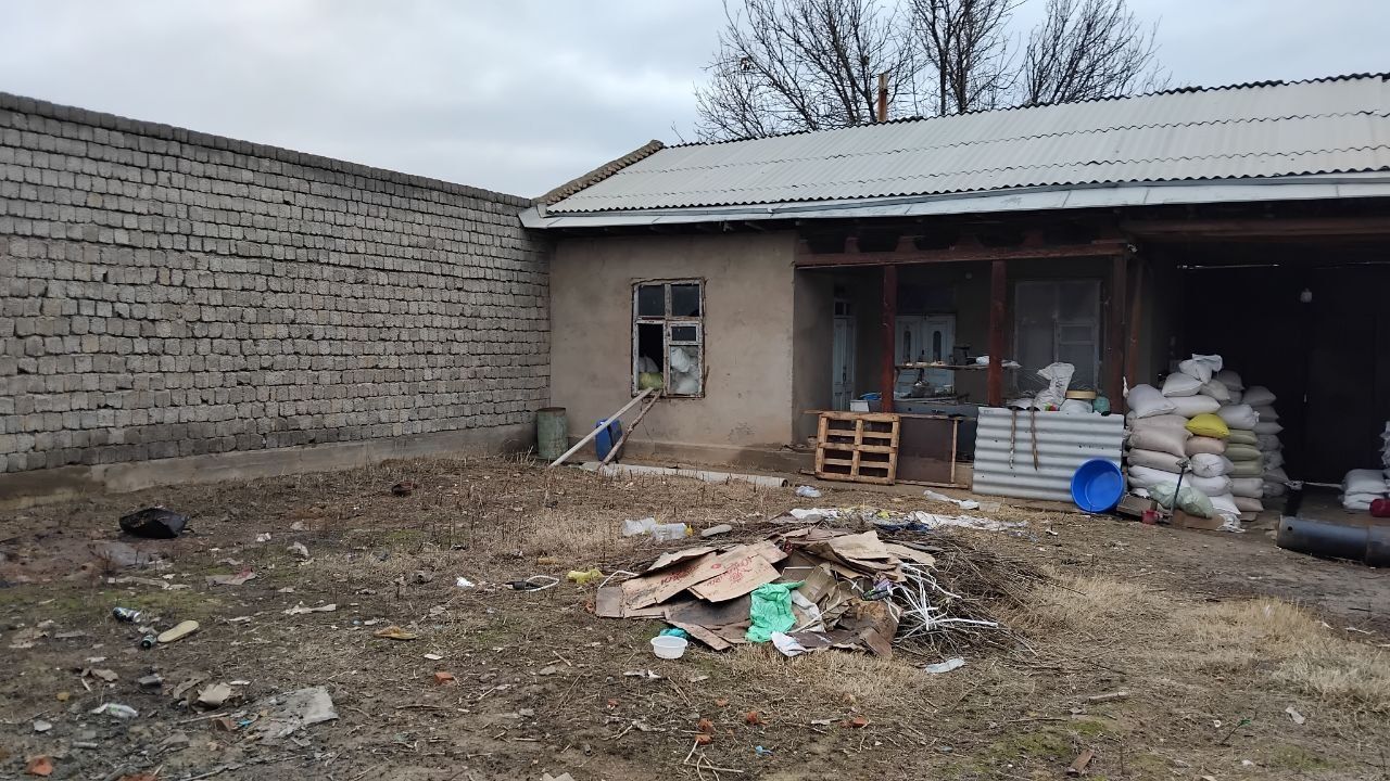 КУК ТЕРАК АВТОДРОМ ёнидаги махаллада 2,6 соток ер 2 та хонаси бор жой
