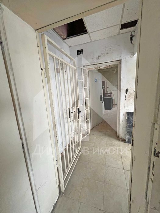 Продава търговско помещение - офис, магазин в гр. Нови пазар, ЦЕНТЪР!