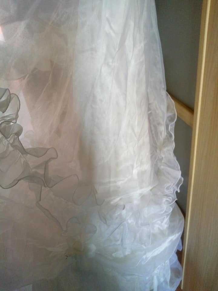 Булчинска рокля размер С ,с обръч