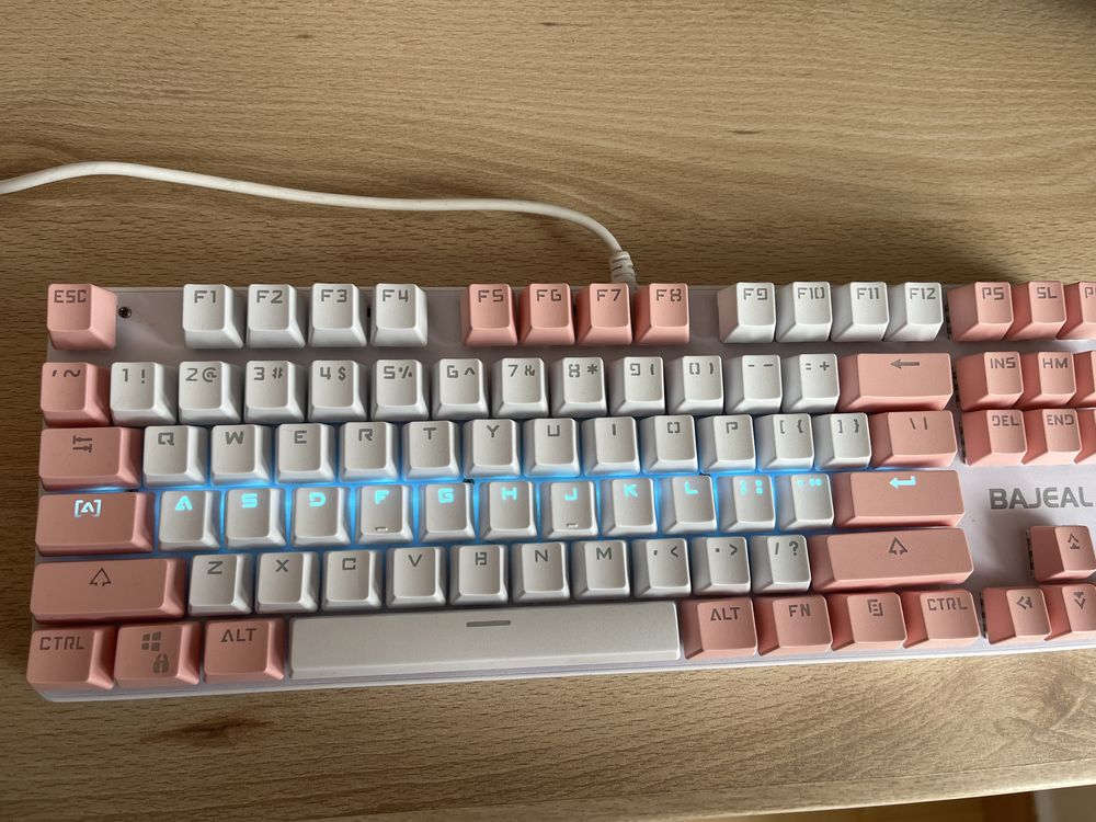 Tastatura de gaming roz