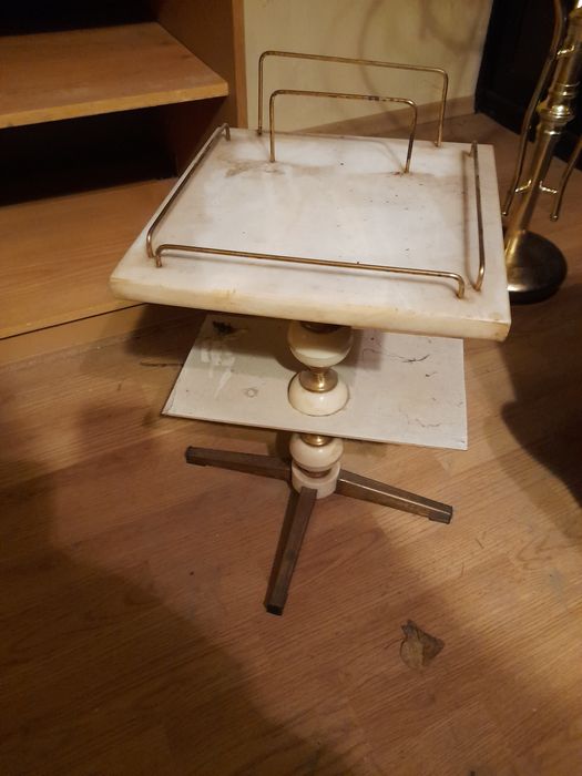 Мраморна масичка за телефон