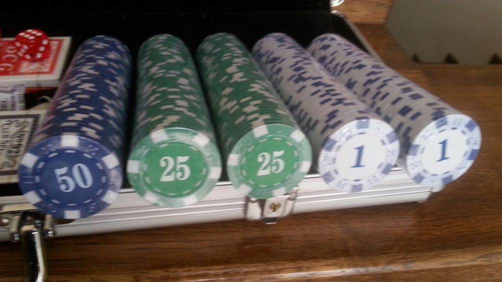 Set poker cu jetoane imprimate. 500 buc. 11g. Cutie Al. Nou!
