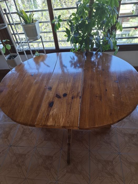 Декоративна трапеза маса