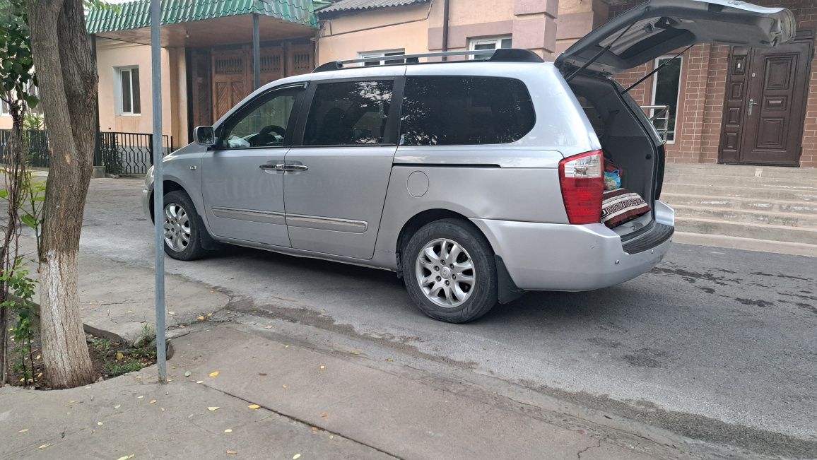 Kia carnival uzunidan sotiladi 2007 yili