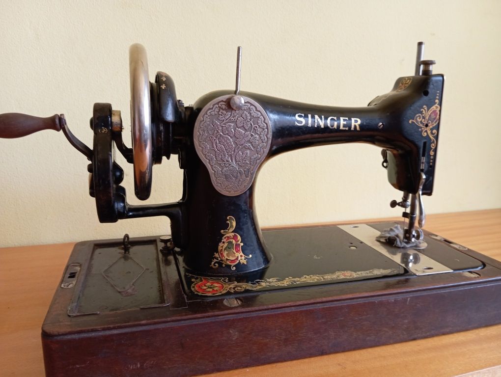 Работеща 100 годишна шевна машина SINGER