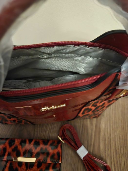 Нова лачена чанта червена и портмоне