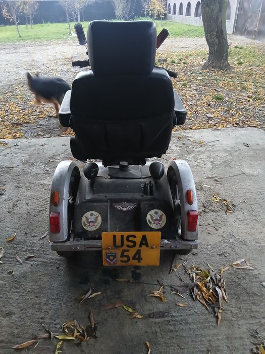 Scuter electric pe trei roti