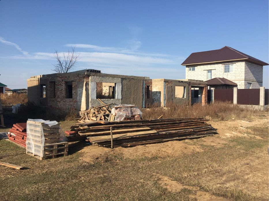 Продам зем участок с недостроенным домом