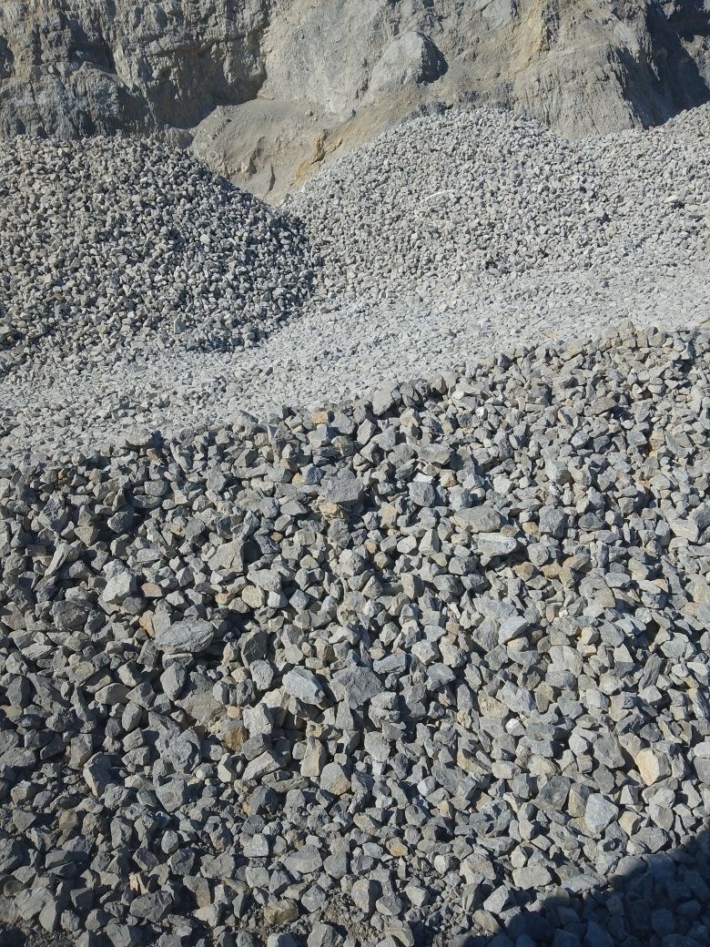 Скална маса, дренажен камък,пясък, земя. Доставка с чгондола30тона