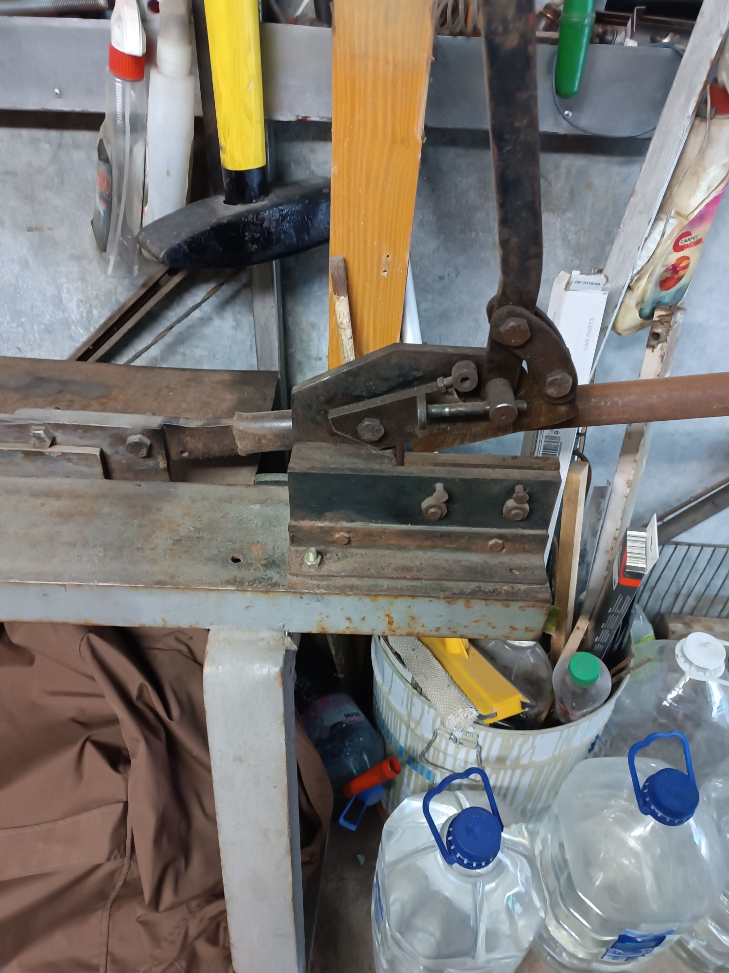 Продавам тенекеджийски ножици.