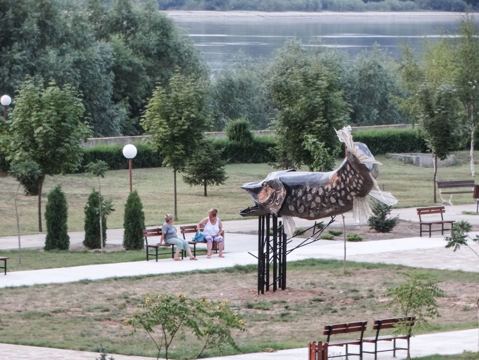 ГОЛЯМА скулптура, статуя, камък, метал, фибростъкло и смола, стиропор.