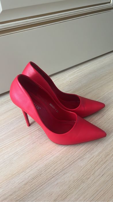 Продам туфли цвет красный