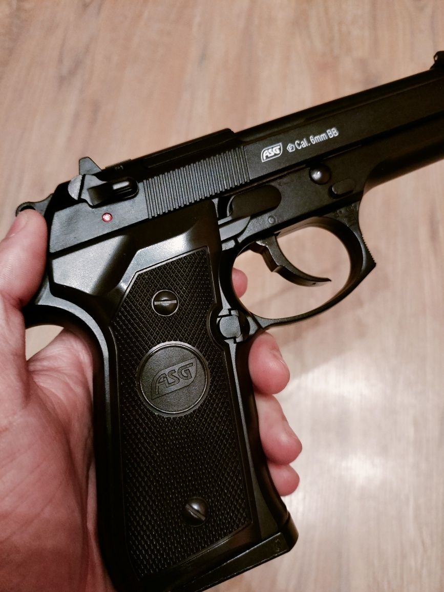 Replica 1:1 a pistolului Beretta M9